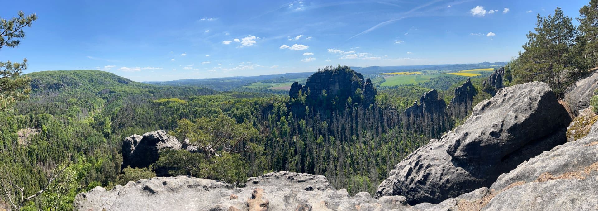 Weite Landschaft mit Felsformationen